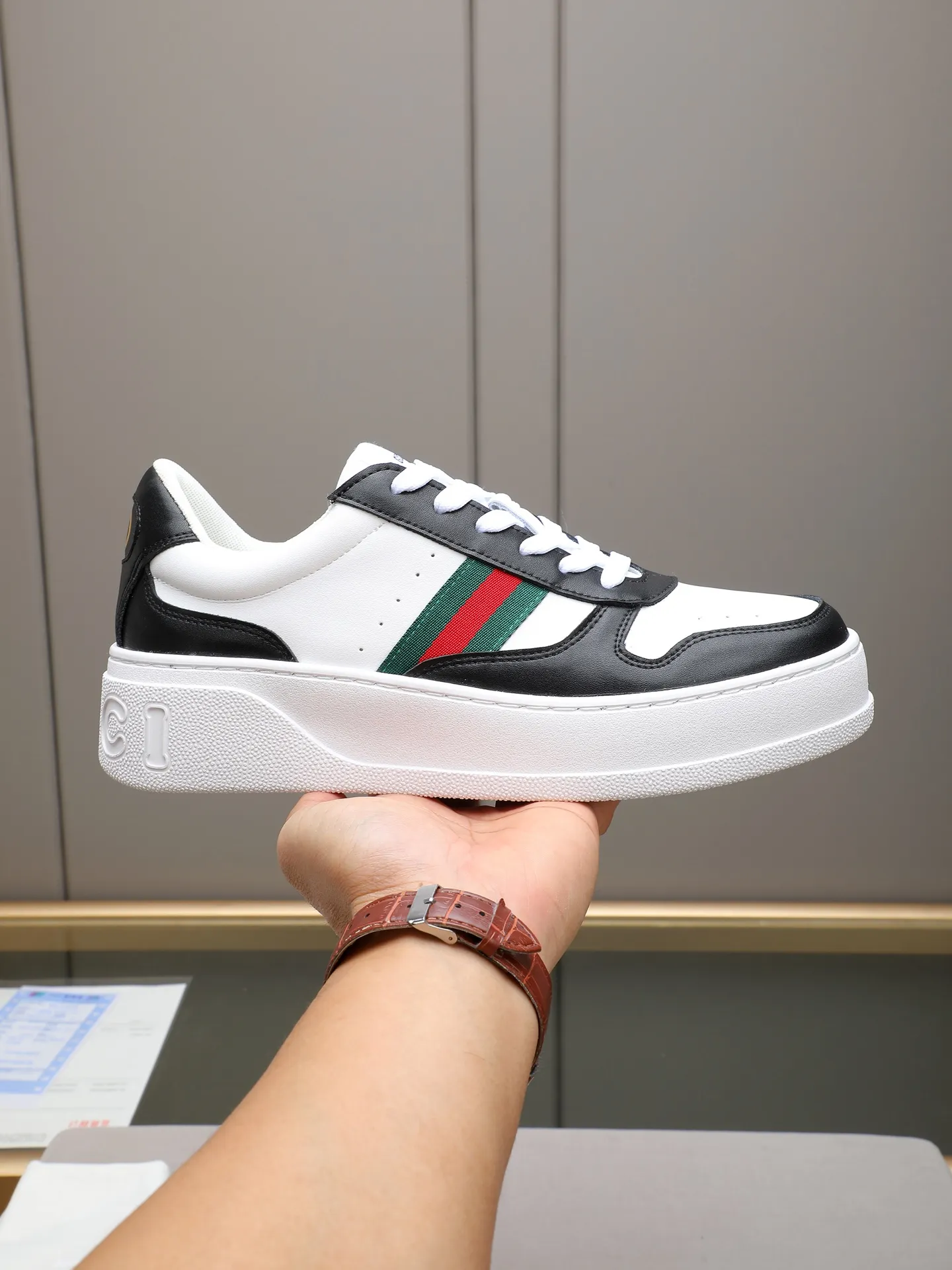 PP420 new men's shoes GUCCI fashion trend, made of first-layer calfskin➕breathable mesh lining! The foot feels super comfortable and the workmanship is impeccable. The original ultra-light outsole, size: 38-44 (45 customized), 5 colors to choose from!